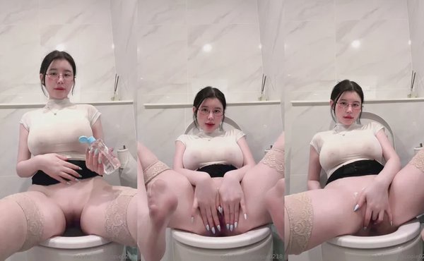 Cocopie0218s Quick Pussy Rub In The Toilet