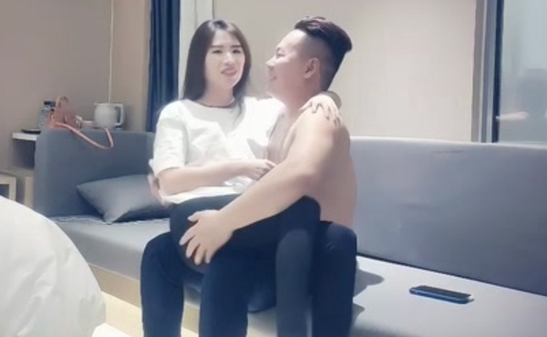 【赵总寻花】非常爱笑的清纯开朗小美女，脱下白色短衫，近景激情交合