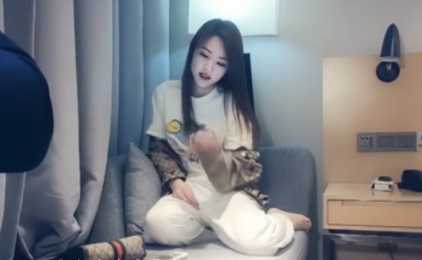 【赵总寻花】古奇小姐姐_深喉口交活很不错，骑乘抽插正入猛操